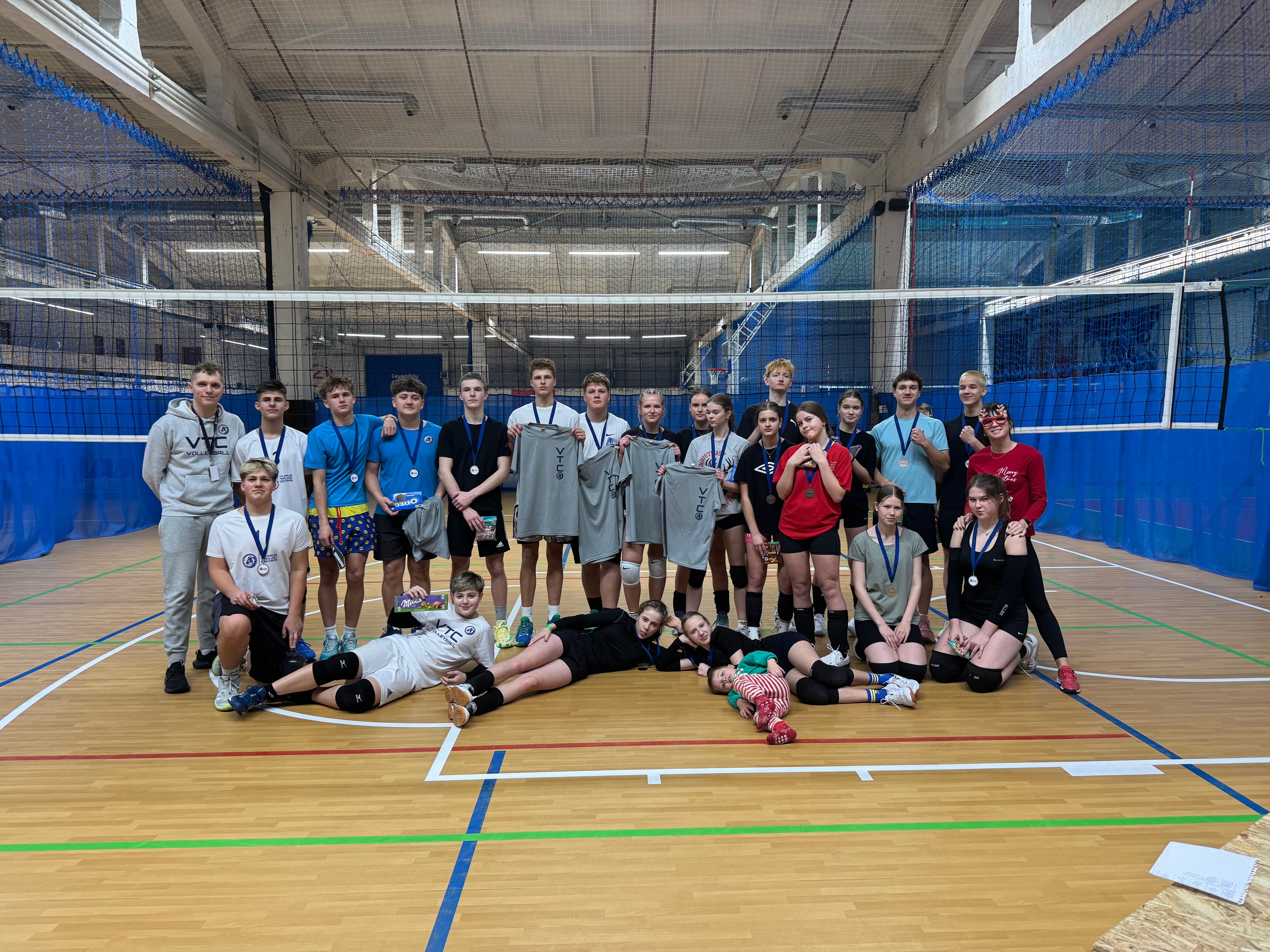 Vaikų tinklinio treniruotė Vilniaus tinklinio centre – bendruomenė salėje