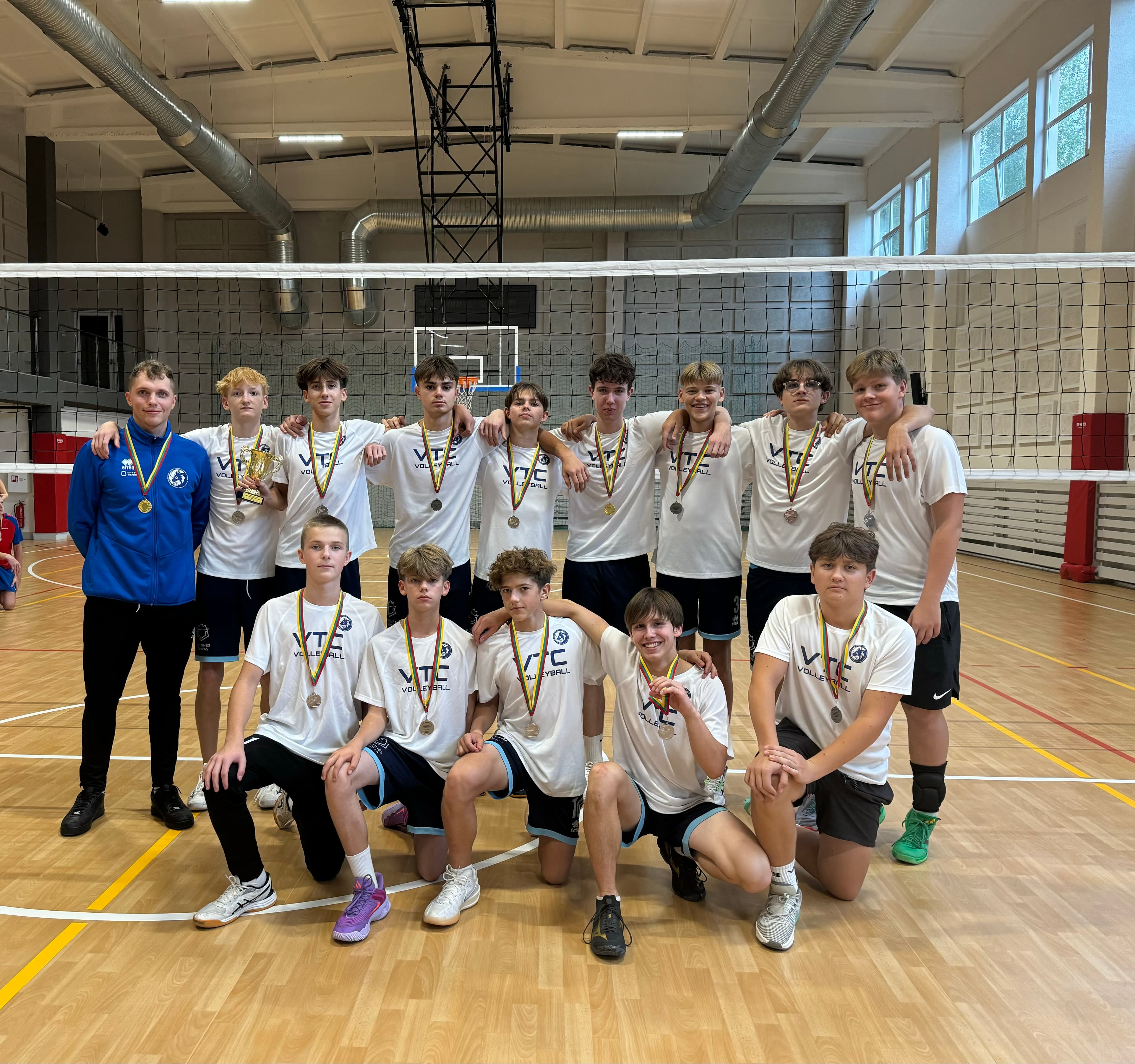 Vaikų tinklinio varžybų akimirkos – VTC komanda